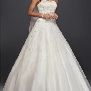 New Stunning princess sweetheart neckline wedding dress. Includes a new veil.